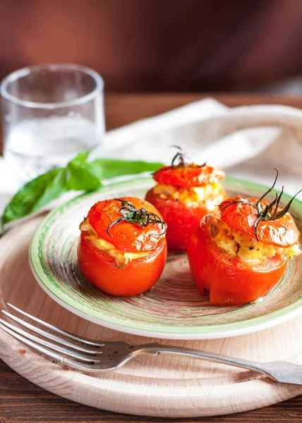 Tres Tomates Horno Rellenos Con Huevos Revueltos Plato Cerámica Sobre —  Fotos de Stock