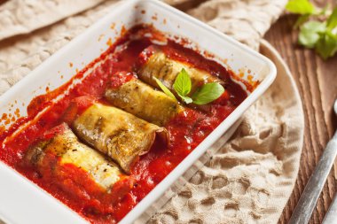 Yumuşak peynir ve ot doldurma ve domates sosu ile patlıcan ruloları