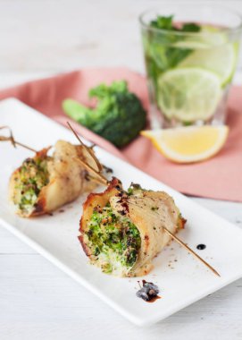 Lezzetli beyaz balık tilapia roulades kıyılmış brokoli ve kuşkonmaz ile doldurulmuş 