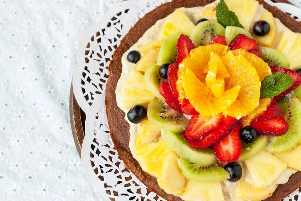 Hälsosamt Mellanmål Frukt Pizza Med Jordgubbar Ananas Apelsin Kiwi Och — Stockfoto