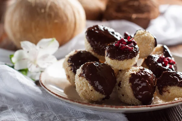 Deliciosas Bolas Galletas Coco Bañadas Chocolate Decoradas Con Arándanos Secos —  Fotos de Stock