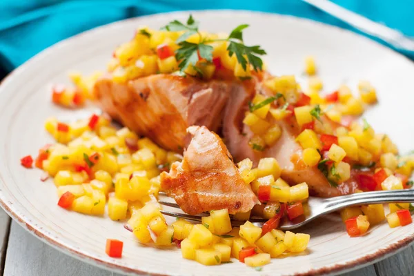 Filé Salmão Grelhado Com Salsa Manga Sobre Mesa Madeira Branca — Fotografia de Stock