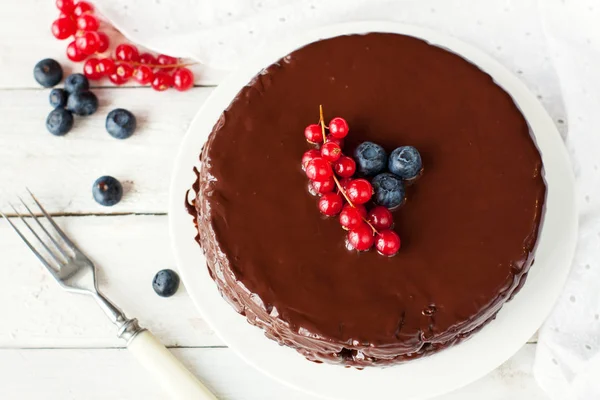 自制的无麸质巧克力蛋糕 配以新鲜浆果装饰 — 图库照片