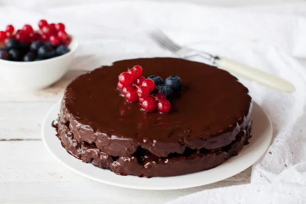 自制的无麸质巧克力蛋糕 配以新鲜浆果装饰 — 图库照片