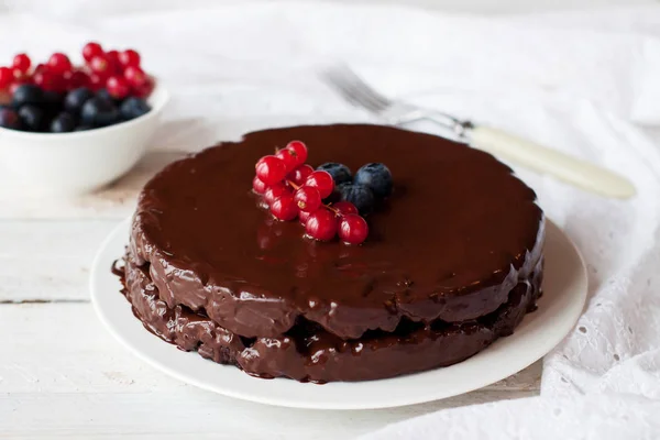 Zelfgemaakte Gluten Vrije Chocolade Taart Gedecoreerd Met Verse Bessen — Stockfoto