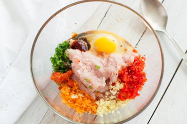 Ev yapımı Tay chili soslu tavuk köfte hazırlanması