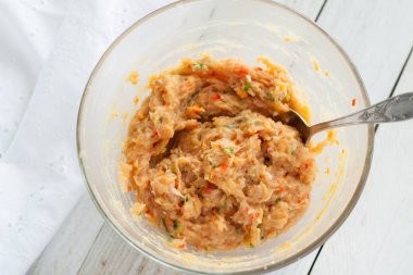 Ev yapımı Tay chili soslu tavuk köfte hazırlanması