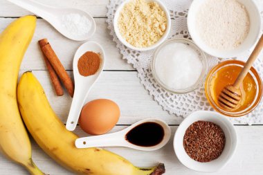 Muz. yumurta, tarçın, bal, badem unu, Hindistan cevizi yağı, keten tohumu, vanilya, tuz. Muz ekmeği kek için malzemeler.