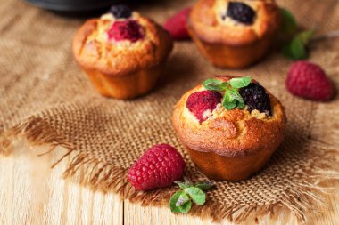 Vejetaryen gluten böğürtlen ve ahududu ile bedava kek nane ile dekore edilmiş ahşap masada bırakır