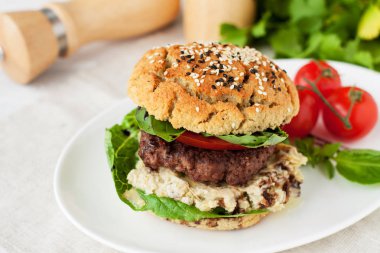 Ev yapımı Hamburger gluten ücretsiz topuz, Dana pirzola, domates, kıvırcık salata, pesto sos ile
