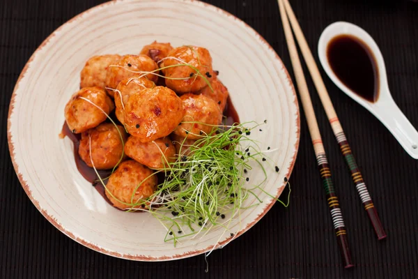 Huisgemaakte Chili Kip Gehaktballetjes Met Gember Saus Geserveerd Witn Groenen — Stockfoto