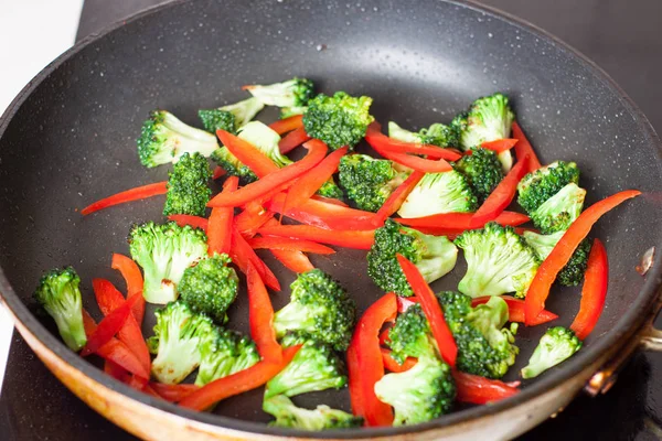 Sliced Bell Pepper Broccoli Frying Pan Preparation Chicken Stir Fry — Stock Photo, Image