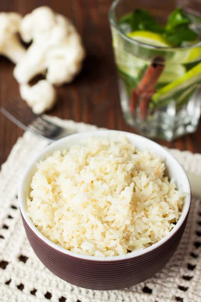 Cuenco Arroz Coliflor Paleo Dieta Mesa Madera Rústica —  Fotos de Stock