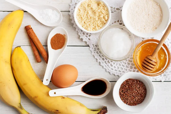 Muz. yumurta, tarçın, bal, badem unu, Hindistan cevizi yağı, keten tohumu, vanilya, tuz. Muz ekmeği kek için malzemeler.