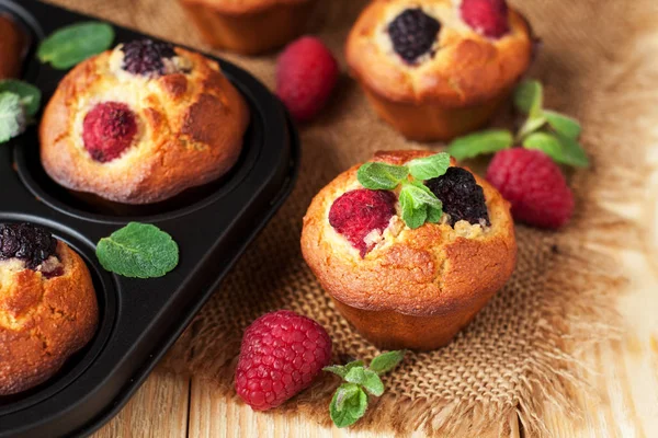 Vejetaryen gluten böğürtlen ve ahududu ile bedava kek nane ile dekore edilmiş ahşap masada bırakır