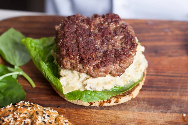 Preparación Hamburguesa Casera Añadir Chuleta Ternera Bollo —  Fotos de Stock