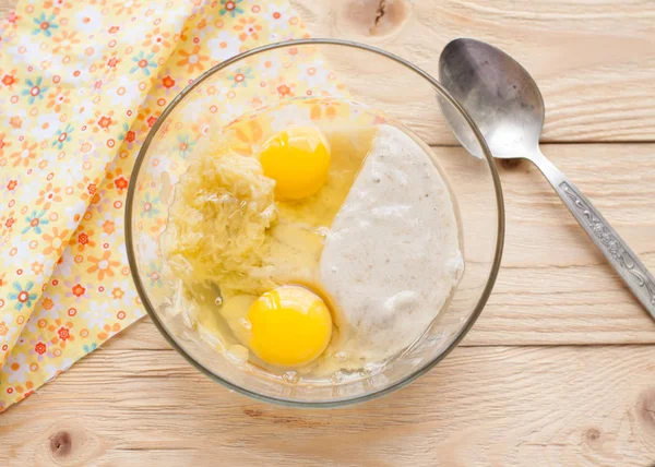 Lezzetli paleo elma tarçın krep muz ahşap masa üzerinde cam kasede meyilli hazırlanması