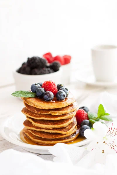 Stack Delicious Paleo Apple Cinnamon Pancakes Served Fresh Berries Mint — Stock Photo, Image