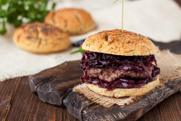 Hamburguesa Con Pan Sin Gluten Chuleta Res Cebollas Caramelizadas Vino —  Fotos de Stock