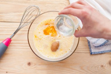 Ekleme kabak püresi, bal, badem ezmesi, cirpilmis yumurta için Hindistan cevizi yağı eridi. Hazırlık gluten ücretsiz kabak ve havuç kek