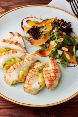 Tavuk göğsü mavi peynir gorgonzola şeftali, badem ve balsamik soslu salata ile servis ile doldurulmuş