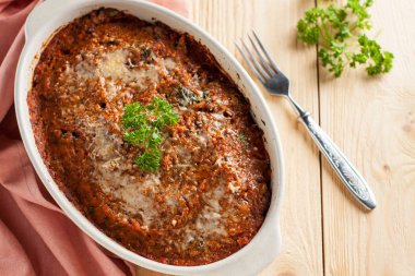 Parmesan peyniri, kıyma, makarna salça ve otlar ile tatlı patates lazanya