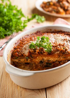 Parmesan peyniri, kıyma, makarna salça ve otlar ile tatlı patates güveç