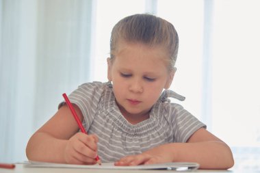 Sevimli küçük kız evde kitap çizim kalem çizim