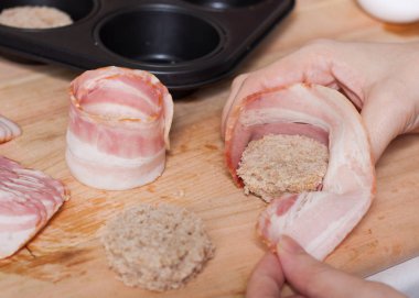 Lezzetli domuz pastırması yumurta muffins pişirme. Kaydırma daireler ekmek pastırma dilimi kes