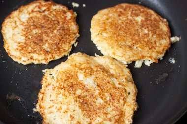 Mini pizza karnabahar kabuk ve jambon ile hazırlanması