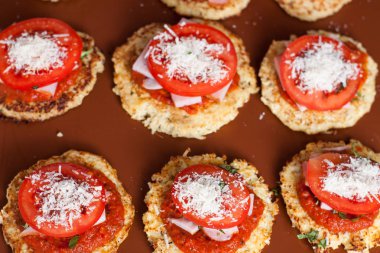 Mini pizza karnabahar kabuk ve jambon ile hazırlanması