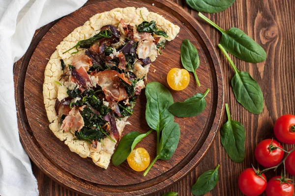 Piece Gluten Free Pizza Caramelized Onion Bacon Spinach Wooden Cutting — Stock Photo, Image
