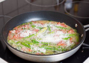 Frittata füme alabalık ve kuşkonmaz, pan kızartma ile hazırlanması
