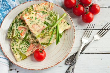 Füme alabalık ve kuşkonmaz ile ev yapımı frittata taze kiraz domates ile servis