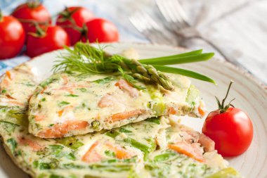 Füme alabalık ve kuşkonmaz ile ev yapımı frittata taze kiraz domates ile servis