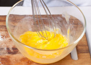 Karides ile omlet hazırlanması. Cam kasede yumurta çırpma