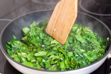 Ispanaklı ıspanak yaprakları kızartma - kızarmış yumurta hazırlanması