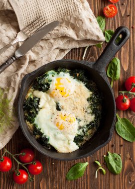 Sağlıklı Kahvaltı, ıspanaklı ahşap masa üzerinde tavada kızarmış yumurta