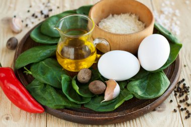 Sağlıklı kahvaltı için-malzemeler omlet ıspanak ve parmesan peyniri ile