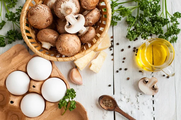 Råa Ägg Färsk Brun Crimini Champinjoner Parmesan Olivolja Persilja Och — Stockfoto