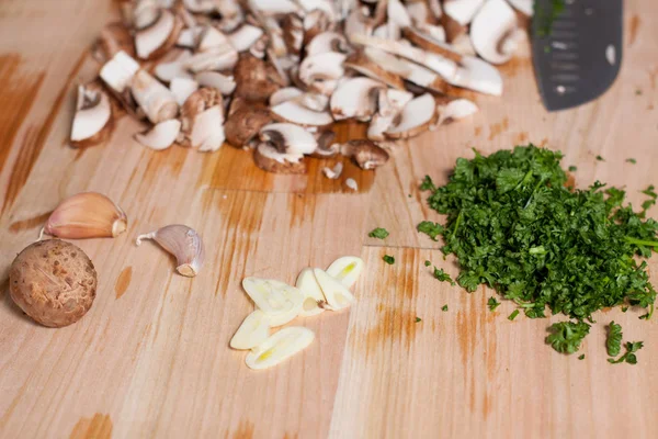 Champiñones Picados Perejil Ajo Sobre Tabla Cortar Madera Preparación Huevos —  Fotos de Stock