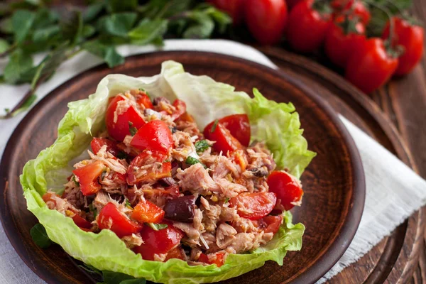 Healthy Appetizers Lettuce Wraps Canned Tuna Bell Pepper Herbs Clay — Stock Photo, Image