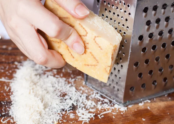 Preparação Omelete Com Camarões Mãos Femininas Ralando Queijo Parmesão — Fotografia de Stock