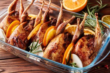 Alternatif Noel veya Şükran günü yemek, ızgara bıldırcınlar portakal ve biberiye ile dekore edilmiş mantar dolması