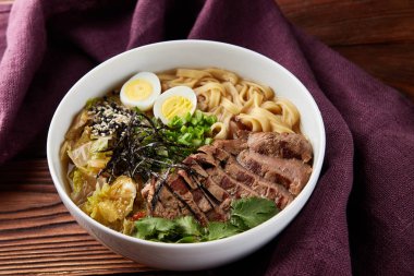 Dana eti ile Asya ramen erişte çorbası