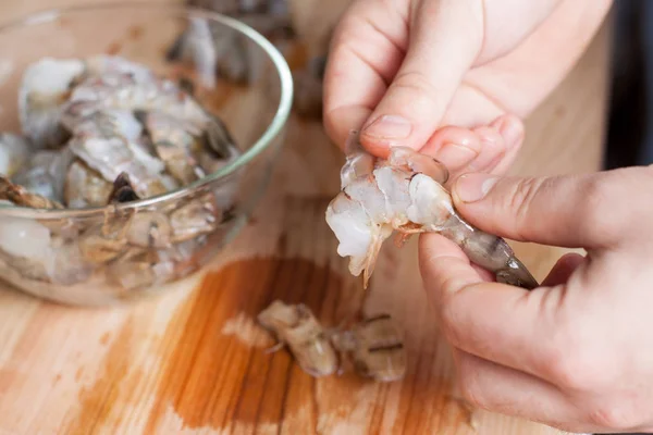 Manos Masculinas Pelando Camarones Preparándose Para Cocinar —  Fotos de Stock