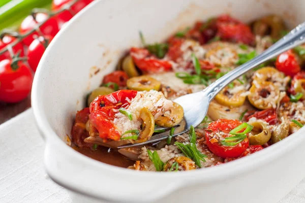 Pescado Horno Estilo Mediterráneo Con Verduras Cazuela Servido Con Cebolla —  Fotos de Stock