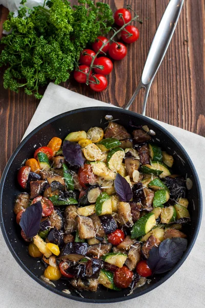 Cazuela Verduras Con Calabacín Berenjenas Tomates Cherry Especias Albahaca Fresca —  Fotos de Stock