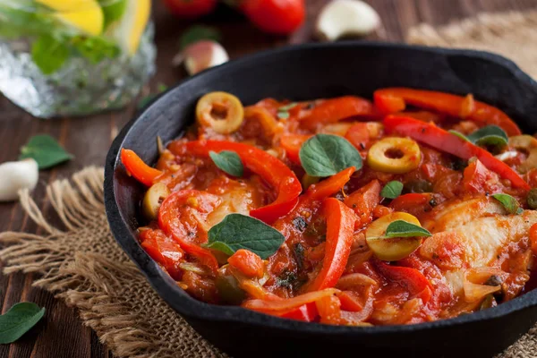 Pescado Tilapia Horno Con Tomate Pimienta Aceitunas Alcaparras Servido Sartén — Foto de Stock