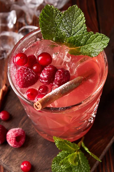 Cóctel Alcohólico Rojo Fresco Con Frambuesa Arándano Canela Menta Hielo —  Fotos de Stock